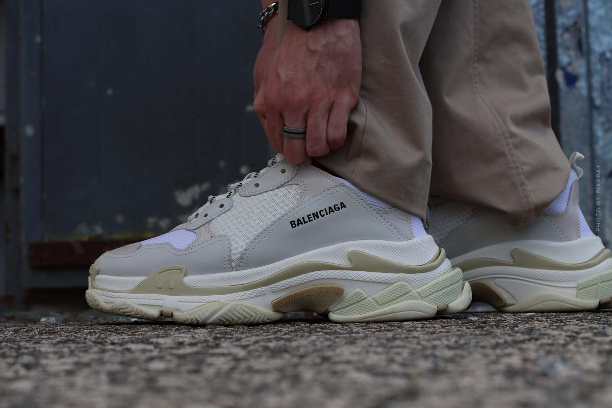 BALENCIAGA Sneaker TRIPLE S in weiss beige hellgrau  Breuninger