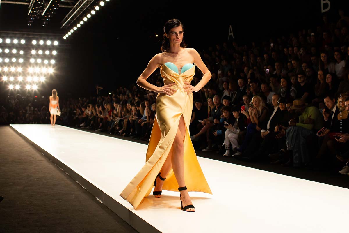 Fashion Week-Kleid-Termine-New York-Gelb-Laufsteg