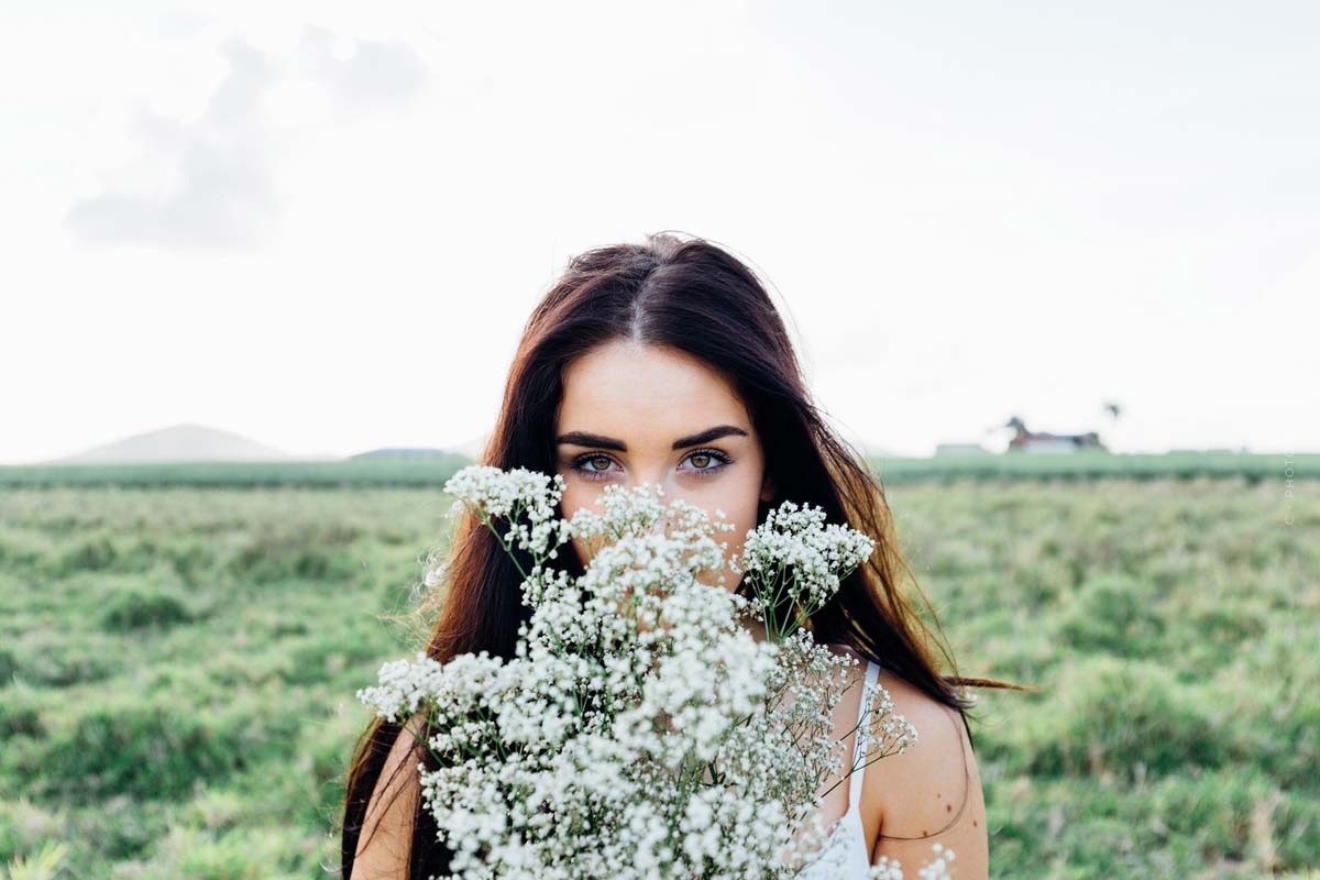 Augenbrauen-Frau-Model-Wiese-Beauty-Pflege-Tipps-Gesicht-Blumen-Braune Haare