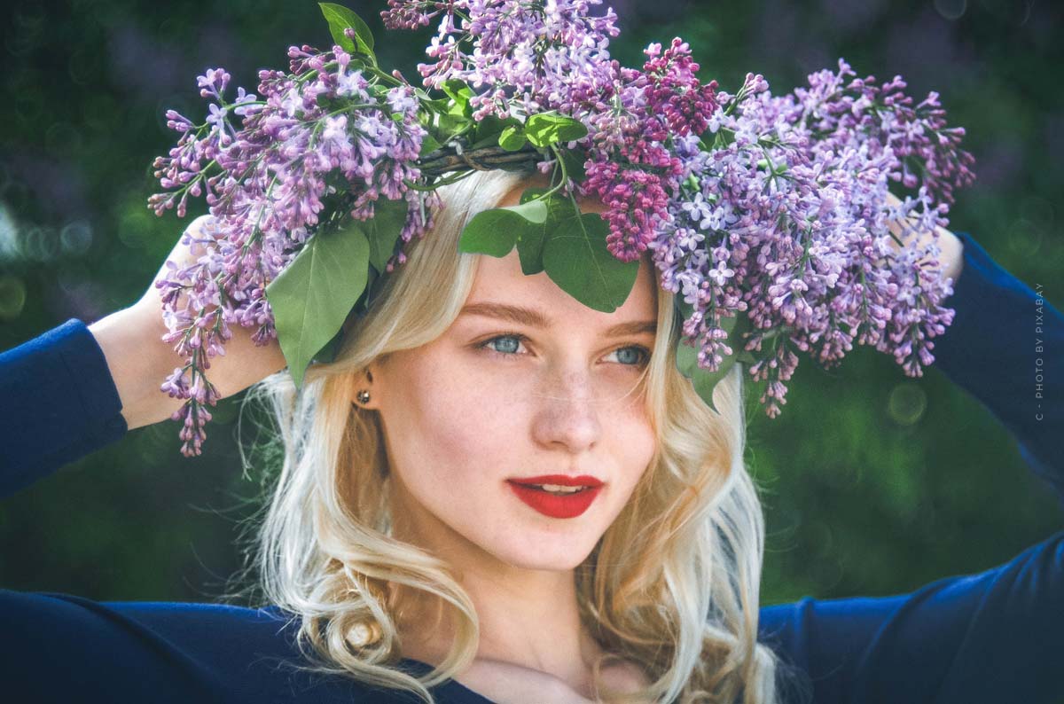 Gesichtsmasken-Frau-Model-Blumen-Lila-Blond-Rote Lippen-Beauty-Pflege-Tipps