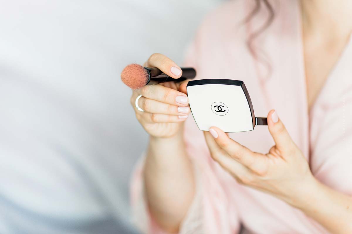 Pflegeprodukte-Chanel-Makeup-Schminken-Frau-Spiegel