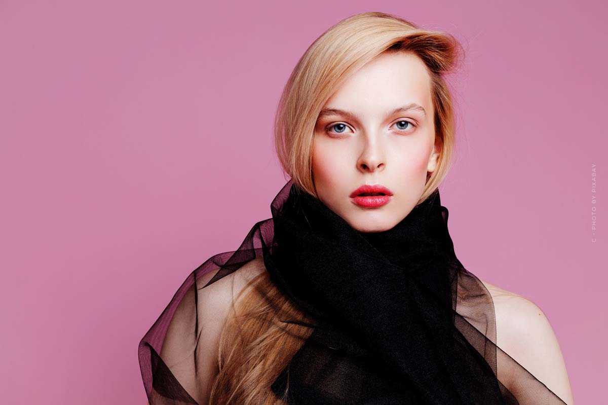 Beauty Guide-Pflege-Model-Frau-Blond-Kurz-Make up-Kosmetik-Naturkosmetik-Lippenstift-Pink
