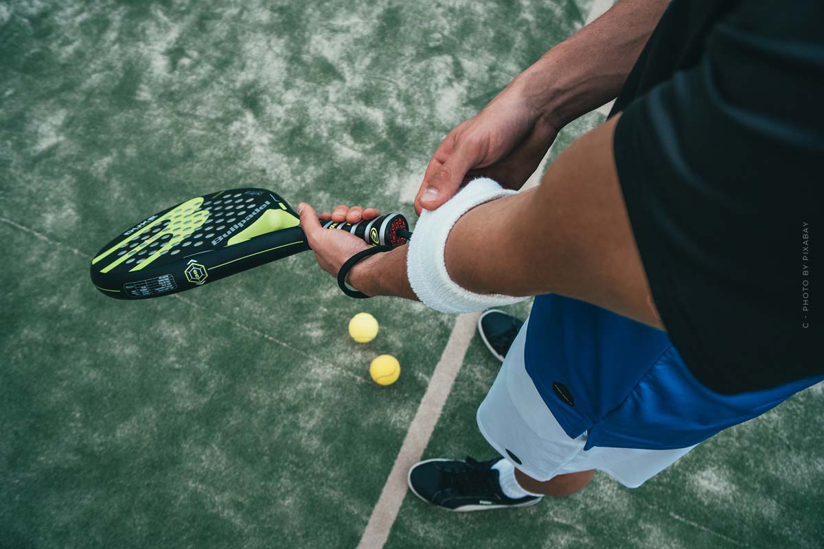 under armour-tennis-mann-sport-fitness-grün