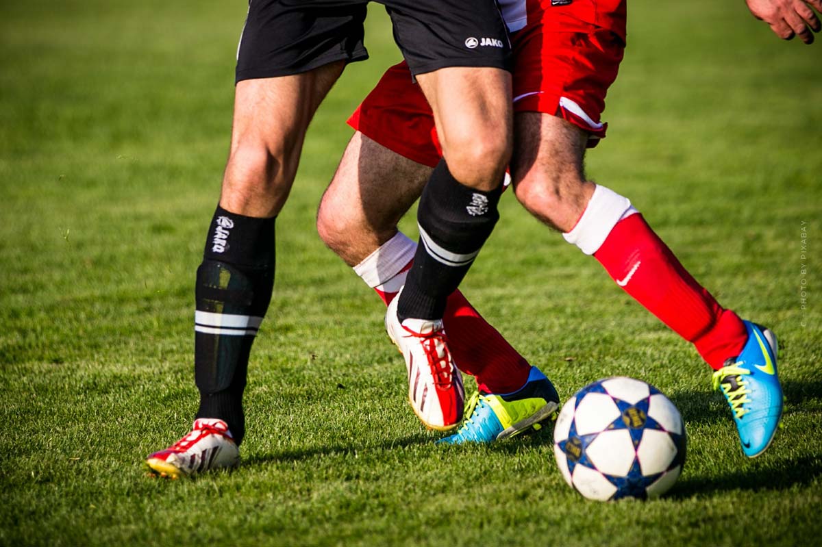 sportarten-rasen-fußball-spieler-feld