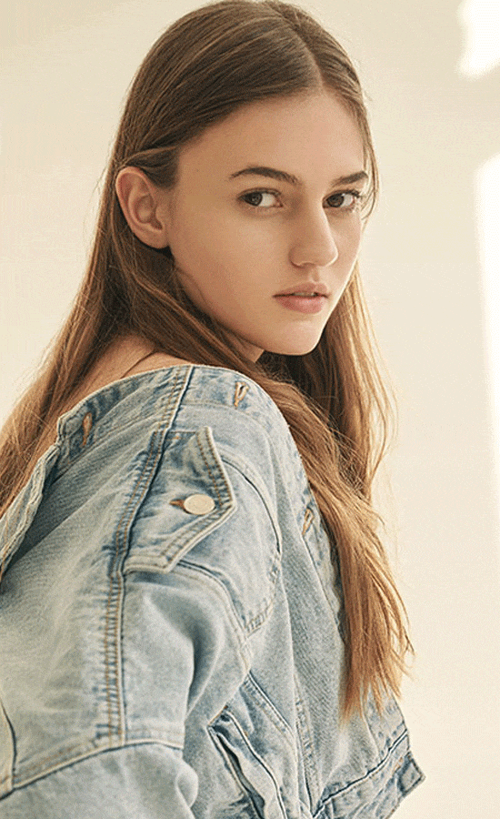 Lara Hormann<br /><span class="model-data-overview">EU 180cm | US 5′ 11“</span>