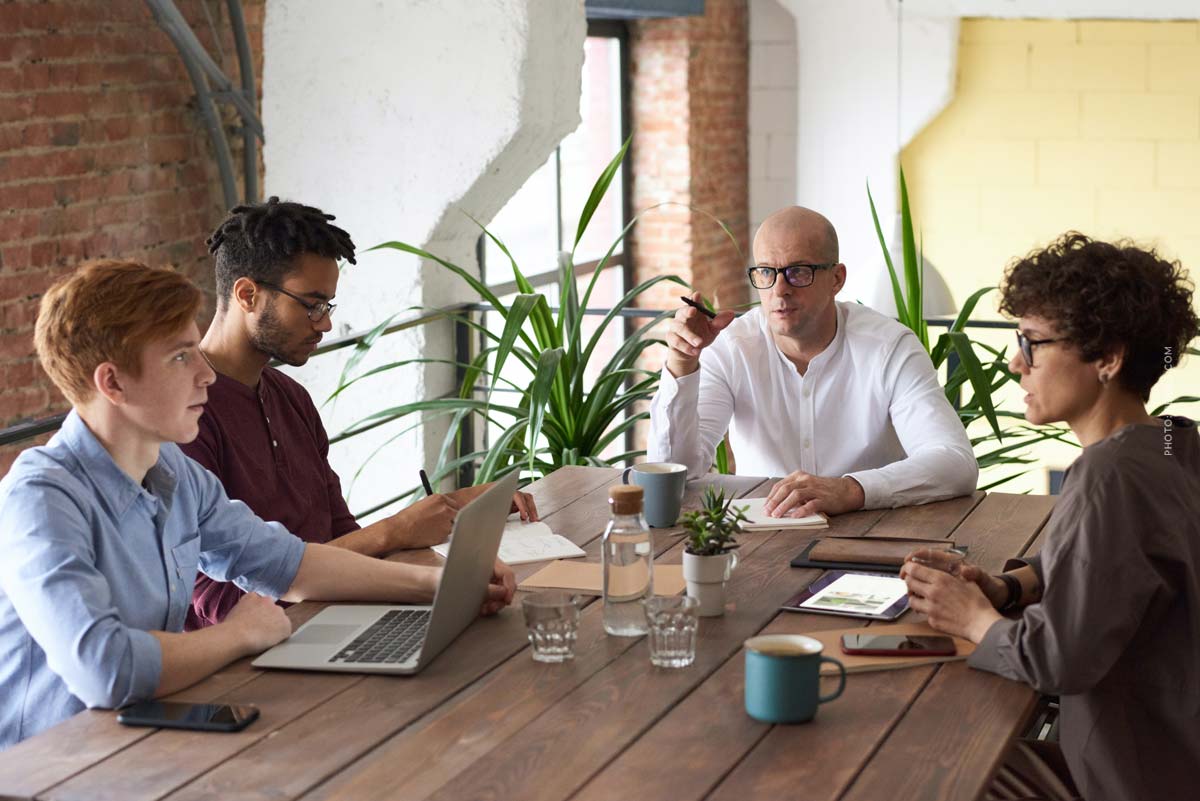 dialog-communication-agentur-agency-werbung-team-table-strategy-talking