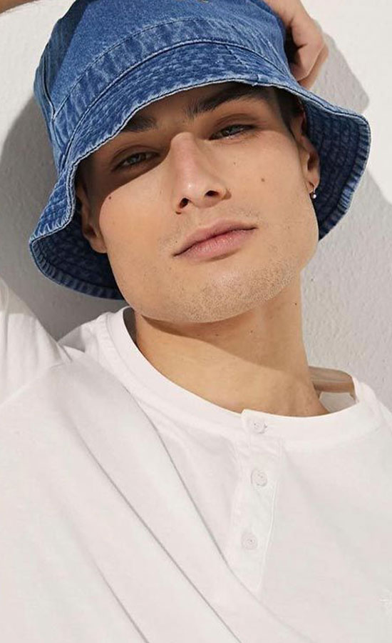 Aaron Pellegrino<br /><span class="model-data-overview">EU 188cm | US 6′2“</span>